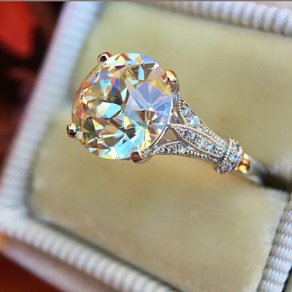 Jewelry - Sale 🎊Beautiful silver ring w/sparkly cubic z